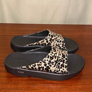 OOFOS Ooahh Recovery Blackeopard Luxe Limited Slide Sandals Women 8/ Mens 6/EU39